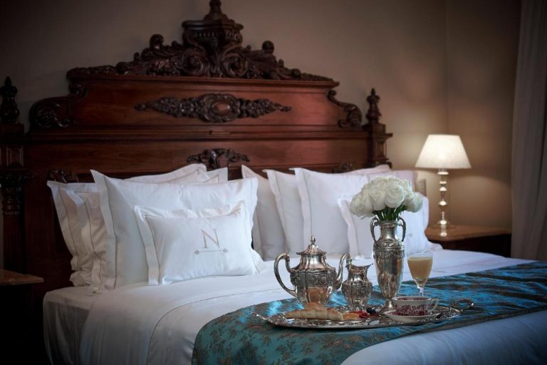Lujosa habitación con cama doble y servicio de desayuno en bandeja plateada en Nino Hotel Boutique