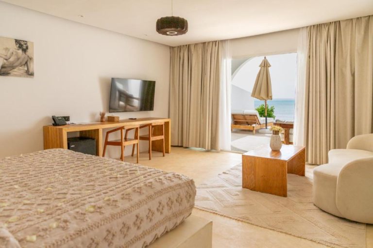 Habitación de lujo con terraza y vista al mar en el hotel Le Saint Tropez, decoración moderna en tonos neutros