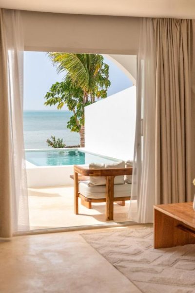 Suite con terraza, piscina privada y vista al mar en el hotel Le Saint Tropez