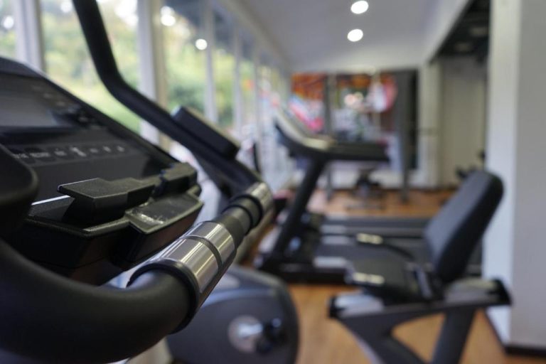 Sala de gimnasio con máquinas de cardio y cintas de correr en Ramada by Wyndham Langkawi Marina