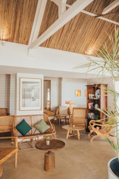 Zona lounge con muebles de ratán y techo de bambú en Veranda Grand Baie Hotel & Spa