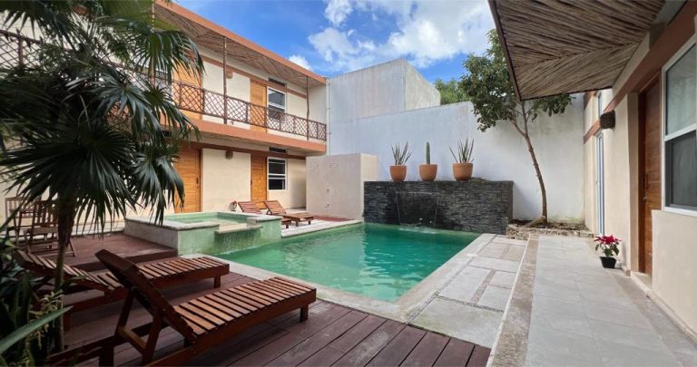Piscina privada con terraza de madera y tumbonas en Casa Cielito Lindo Cozumel