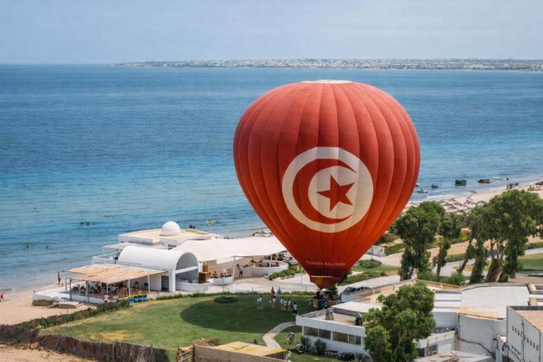 Globo aerostático con bandera de Túnez sobrevolando la playa del One Resort Aqua Park
