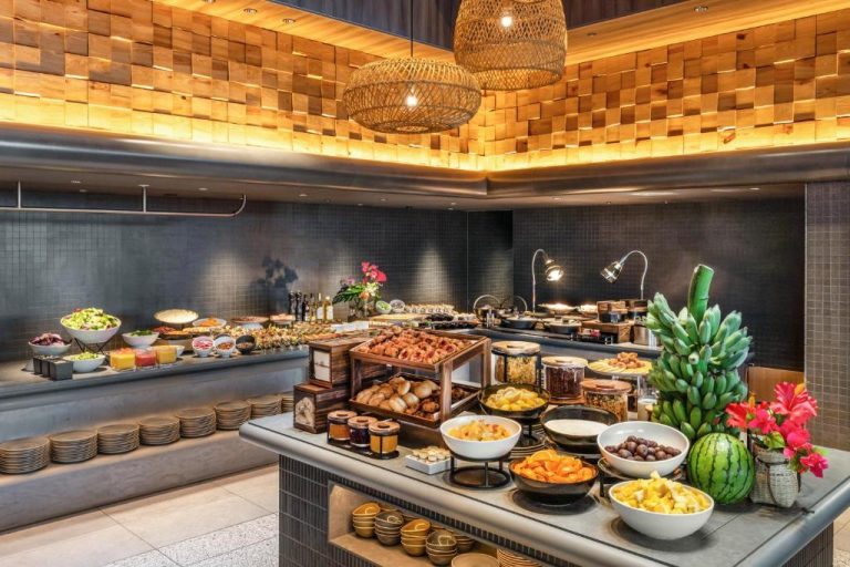 Amplio buffet de desayuno con frutas, panes y ensaladas en The Royal Park Hotel Iconic Naha