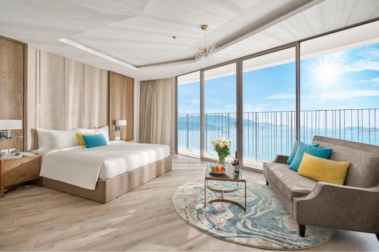 Habitación de lujo con cama doble y sofá con vistas panorámicas al mar en Aqualune Residence Beachfront