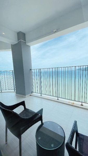 Balcón con terraza y vistas al mar turquesa del Aqualune Residence Beachfront con mesa y sillas