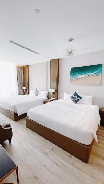 Habitación doble con dos camas y decoración marina en Aqualune Residence Beachfront