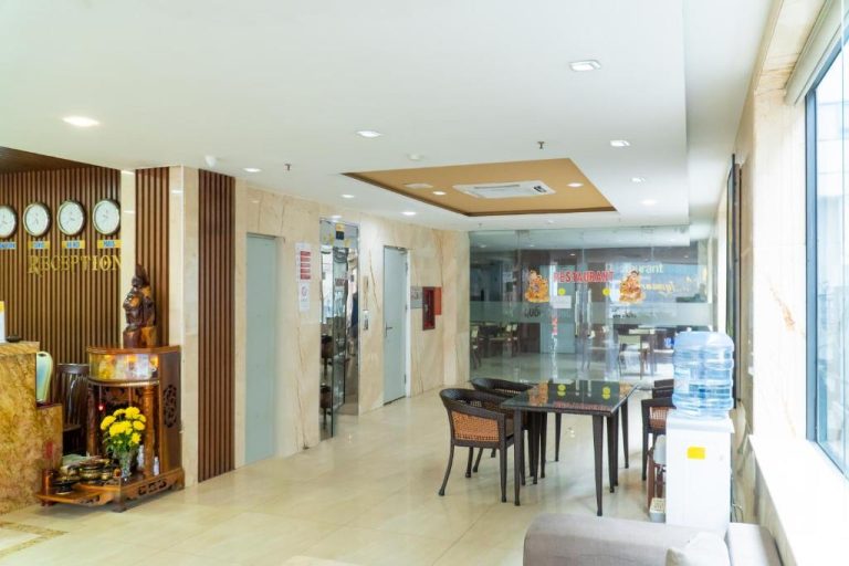 Recepción y lobby del Quoc Cuong Hotel Danang con área de descanso y restaurante al fondo