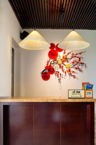 Recepción del Hoi An Canal House Riverside con decoración vietnamita tradicional y lámparas de papel
