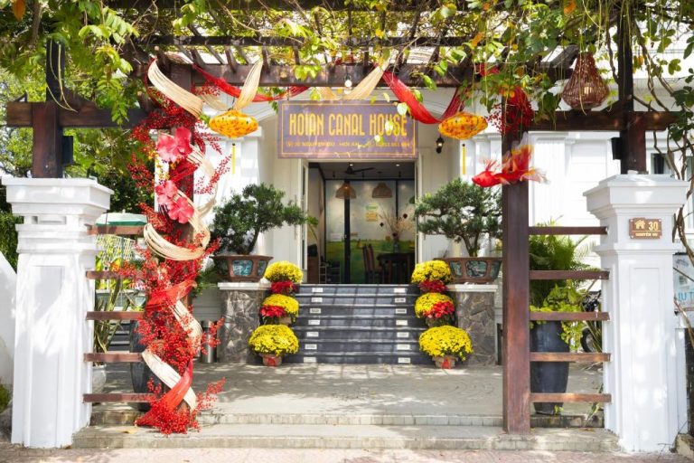 Entrada principal decorada con flores del Hoi An Canal House Riverside By Haviland en Vietnam