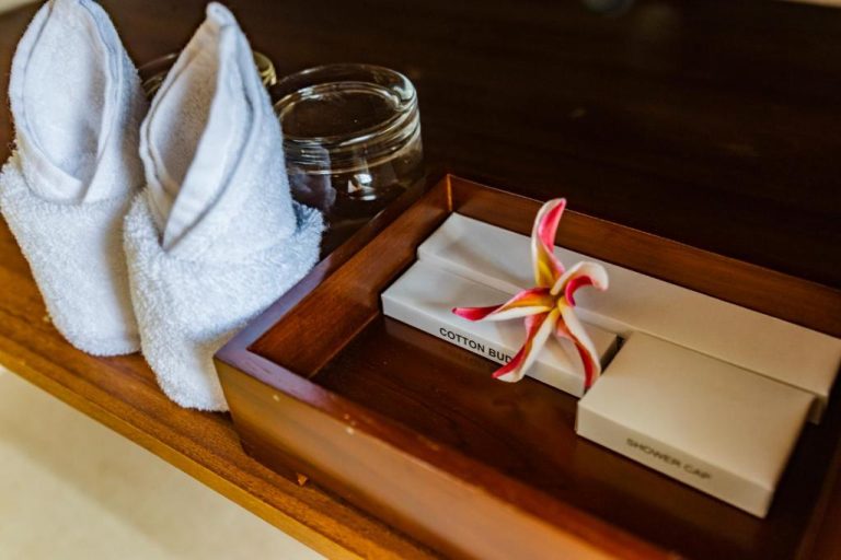 Amenities de baño con toallas, algodón y gorro de ducha en Svadarma Bali Villa by Dhananjaya
