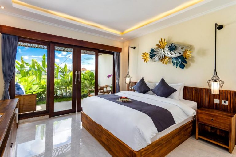 Habitación doble con cama king y vistas al jardín tropical en Svadarma Bali Villa by Dhananjaya
