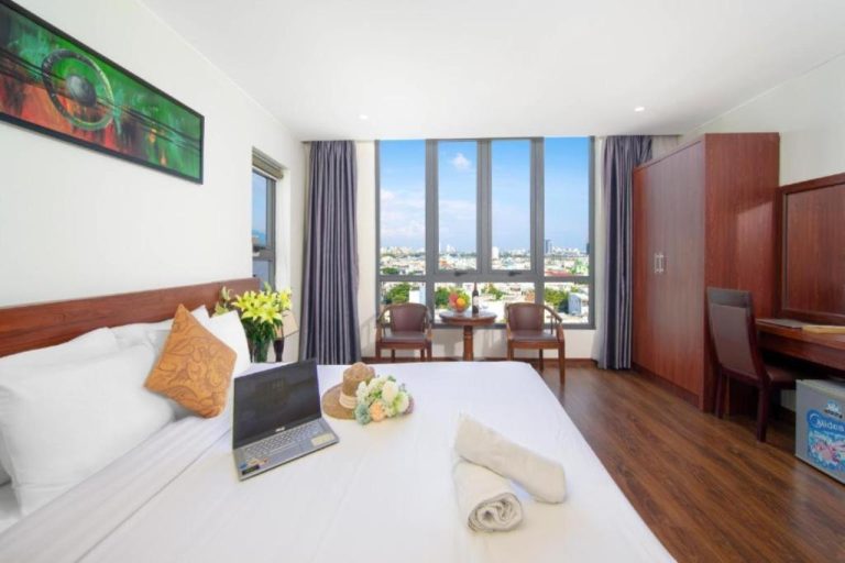 Habitación doble con cama king, escritorio y vistas panorámicas a la ciudad en Quoc Cuong Hotel Danang