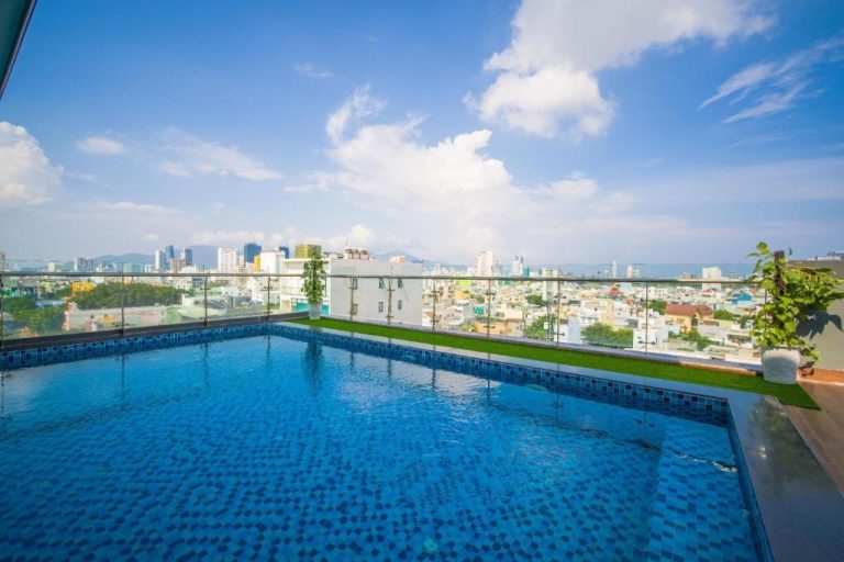 Piscina infinita en la azotea del Quoc Cuong Hotel Danang con vistas panorámicas de la ciudad