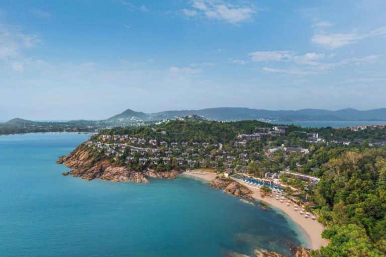 Vista aérea del resort The Ritz-Carlton Koh Samui con playa privada y villas frente al mar
