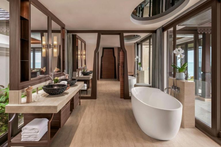 Baño de suite de lujo con bañera exenta y lavabos dobles en The Ritz-Carlton Koh Samui