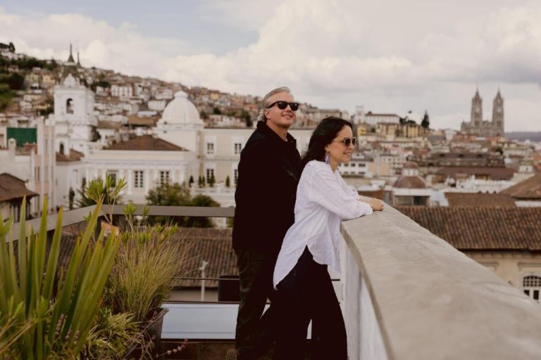 Pareja disfrutando de la terraza con vistas panorámicas al centro histórico en Casa Santa Clara Colonial Boutique Hotel