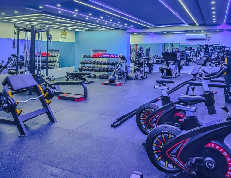 Gimnasio completamente equipado con bicicletas spinning y mancuernas en el Hotel Sapphire