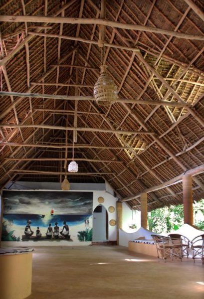 Amplio salón con techo de paja y mural artístico africano en VeriDiana Hotel Zanzibar