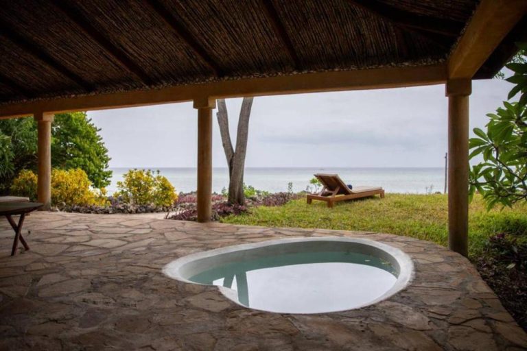Jacuzzi privado con vistas al océano y tumbonas en el VeriDiana Hotel Zanzibar