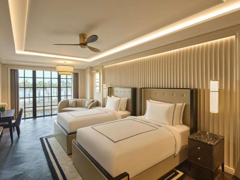 Habitación doble de lujo con dos camas y vistas al mar en el Fairmont Mumbai