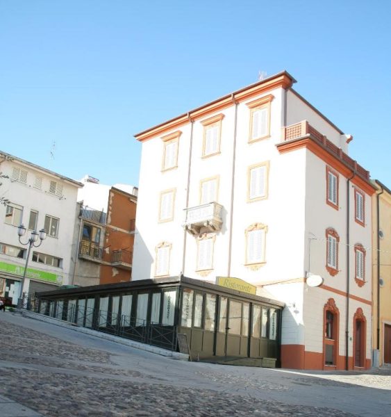 Fachada exterior del Hotel Liberty con restaurante en planta baja y plaza empedrada
