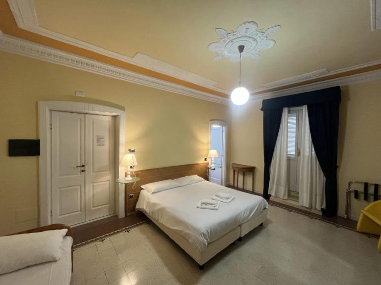 Habitación doble clásica con techo decorativo y molduras del Hotel Liberty