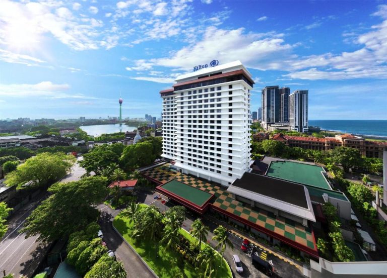Vista aérea del Hilton Colombo Hotel con el océano Índico y la torre de Colombo al fondo