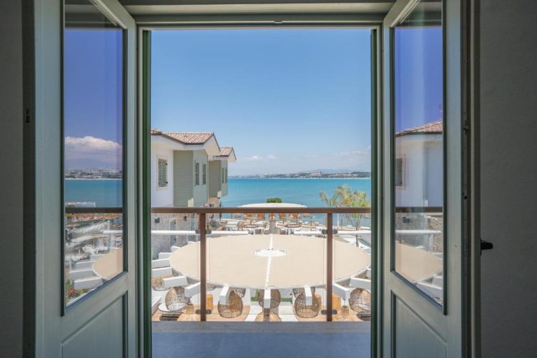 Terraza con mesas y sillas del Carpe Diem Boutique Hotel Adults Only con vistas al mar turquesa