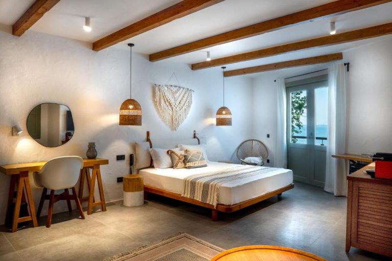Habitación doble de estilo boho con vigas de madera y vistas al mar en Carpe Diem Boutique Hotel