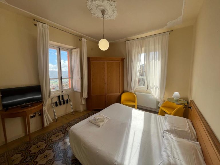 Habitación doble clásica con cama grande y vistas al exterior en el Hotel Liberty