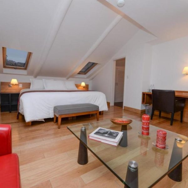 Habitación tipo buhardilla con cama doble, tragaluces y suelos de madera en Hotel Plaza de Armas Cusco