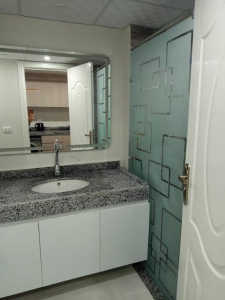 Baño moderno con encimera de granito y ducha de cristal en chalet del Resort Scandic