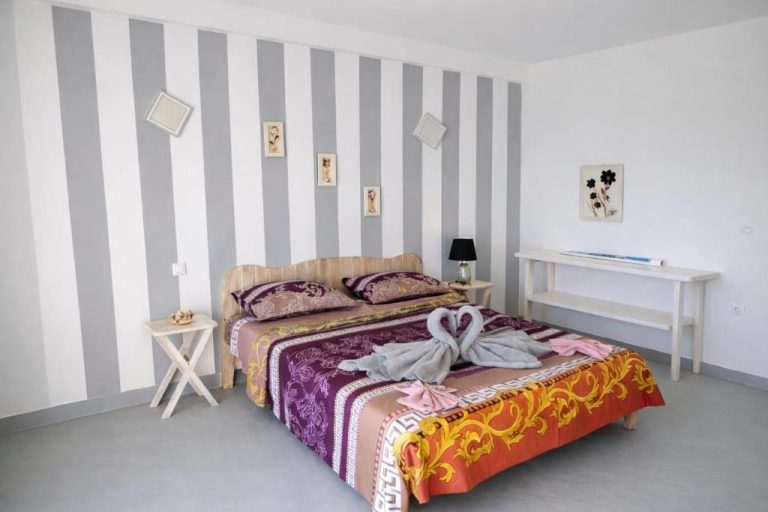 Habitación doble con cama decorada con cisnes de toalla en Pensão Big Game Maio Vila do Maio