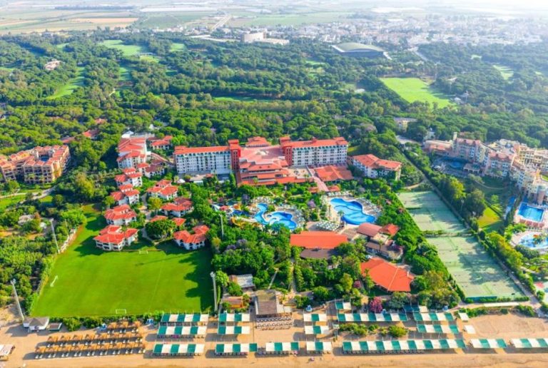 Vista aérea del Belconti Resort Hotel con piscinas, jardines y acceso directo a la playa en Belek
