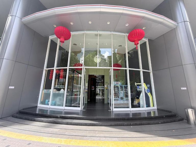 Entrada principal del Vortex Suites KLCC con faroles rojos chinos y puertas de cristal en Kuala Lumpur