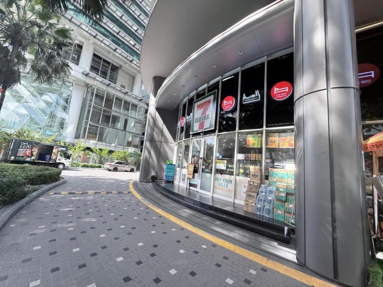 Tienda 7-Eleven en la entrada del Vortex Suites KLCC by Chia con zona comercial y servicios