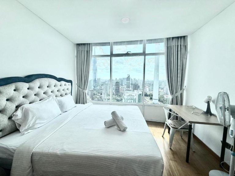 Habitación doble con cama king y vistas panorámicas a los rascacielos de Kuala Lumpur en Vortex Suites KLCC