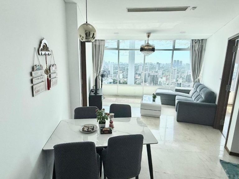 Salón comedor moderno con vistas panorámicas a la ciudad en Vortex Suites KLCC by Chia