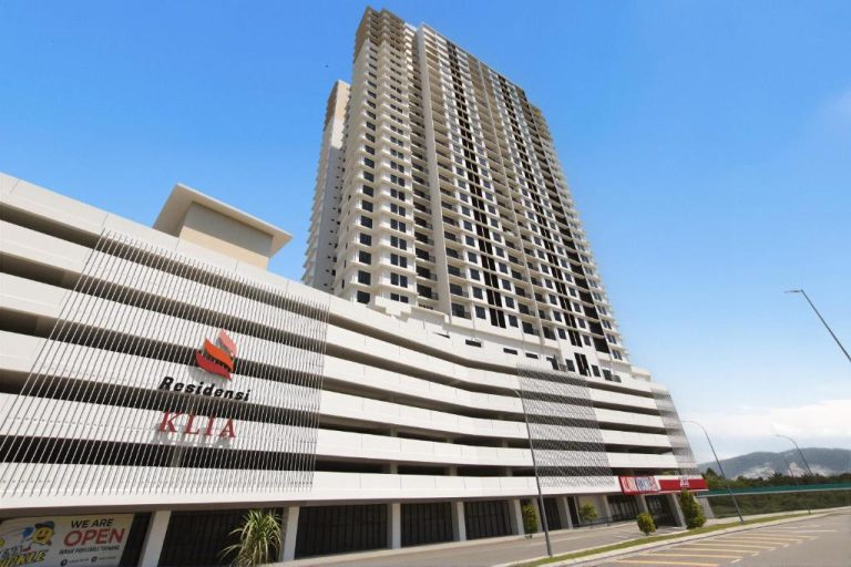 Vista exterior de la torre residencial Residensi KLIA cerca del aeropuerto de Kuala Lumpur, Malasia