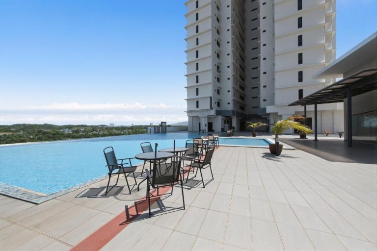 Piscina infinity exterior con terraza y tumbonas del KLIA Residensi by Avery cerca del aeropuerto de Kuala Lumpur