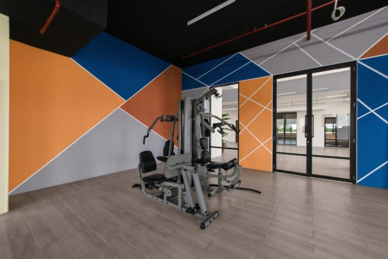 Gimnasio moderno con máquinas multifunción en Residensi by Avery cerca del aeropuerto de Kuala Lumpur
