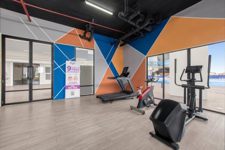 Gimnasio moderno con cinta de correr y bicicletas estáticas en Residensi by Avery cerca de KLIA