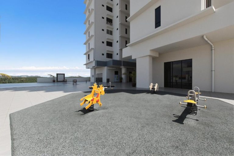 Zona de juegos infantil exterior con balancines en Residensi by Avery cerca del aeropuerto de Kuala Lumpur