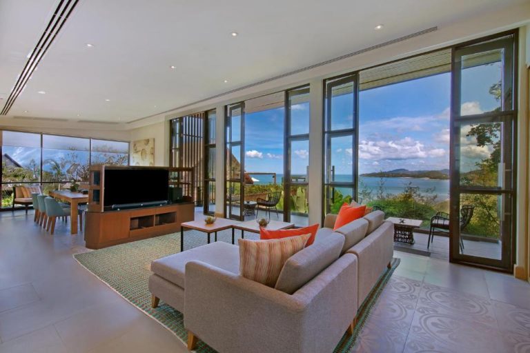 Amplio salón con sofás y televisión del Hyatt Regency Phuket Resort con vistas panorámicas al mar