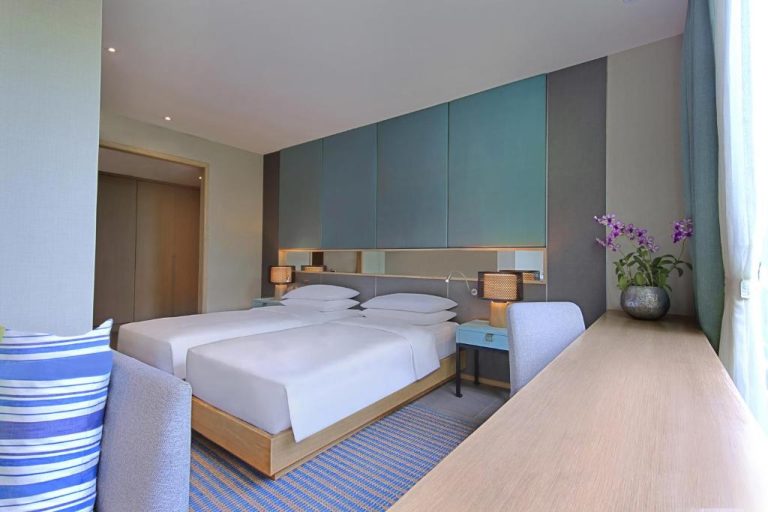 Habitación twin deluxe con dos camas y cabecero azul turquesa en Hyatt Regency Phuket Resort