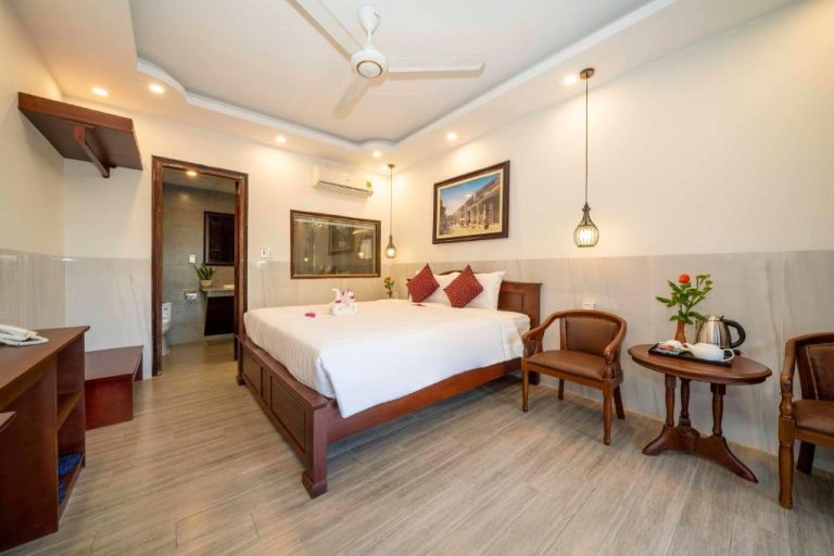 Habitación doble deluxe con cama matrimonial y baño privado en Bonsai Villa Hoi An