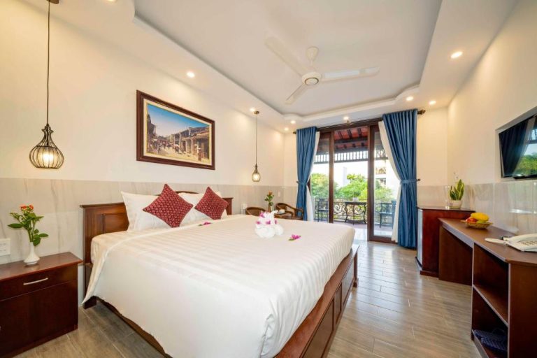Habitación doble con cama king y balcón con vistas en Bonsai Villa Hoi An, Vietnam