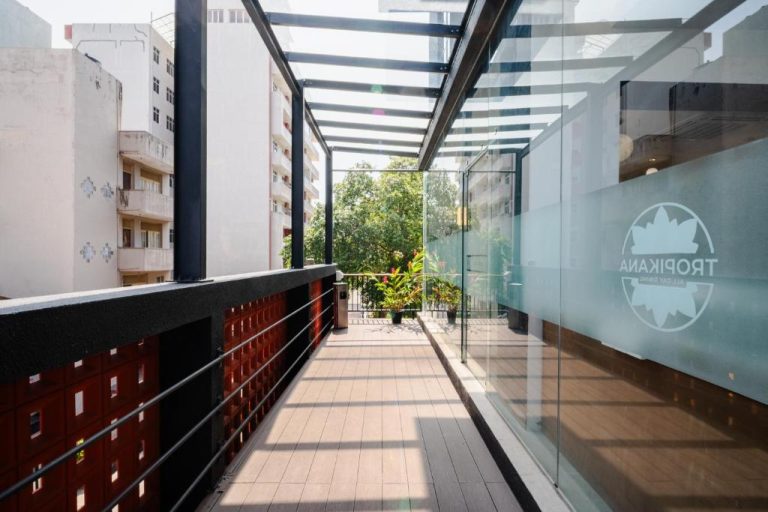 Terraza exterior con techo de cristal del restaurante Tropikana en el hotel MK Colombo