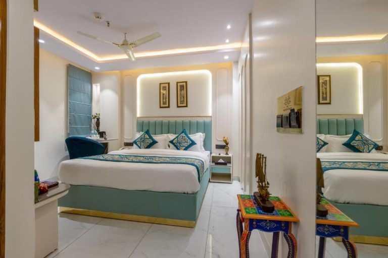 Habitación de lujo con cama doble y decoración turquesa en The Western Grand Hotel, cerca de Nueva Delhi
